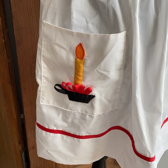 Vintage White Tie Apron with Candle on pocket - Picture 2 of 7